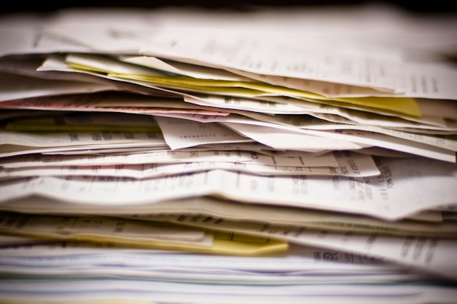 Documents de gestion et ordinateur utilisés pour le suivi du financement des formations professionnelles